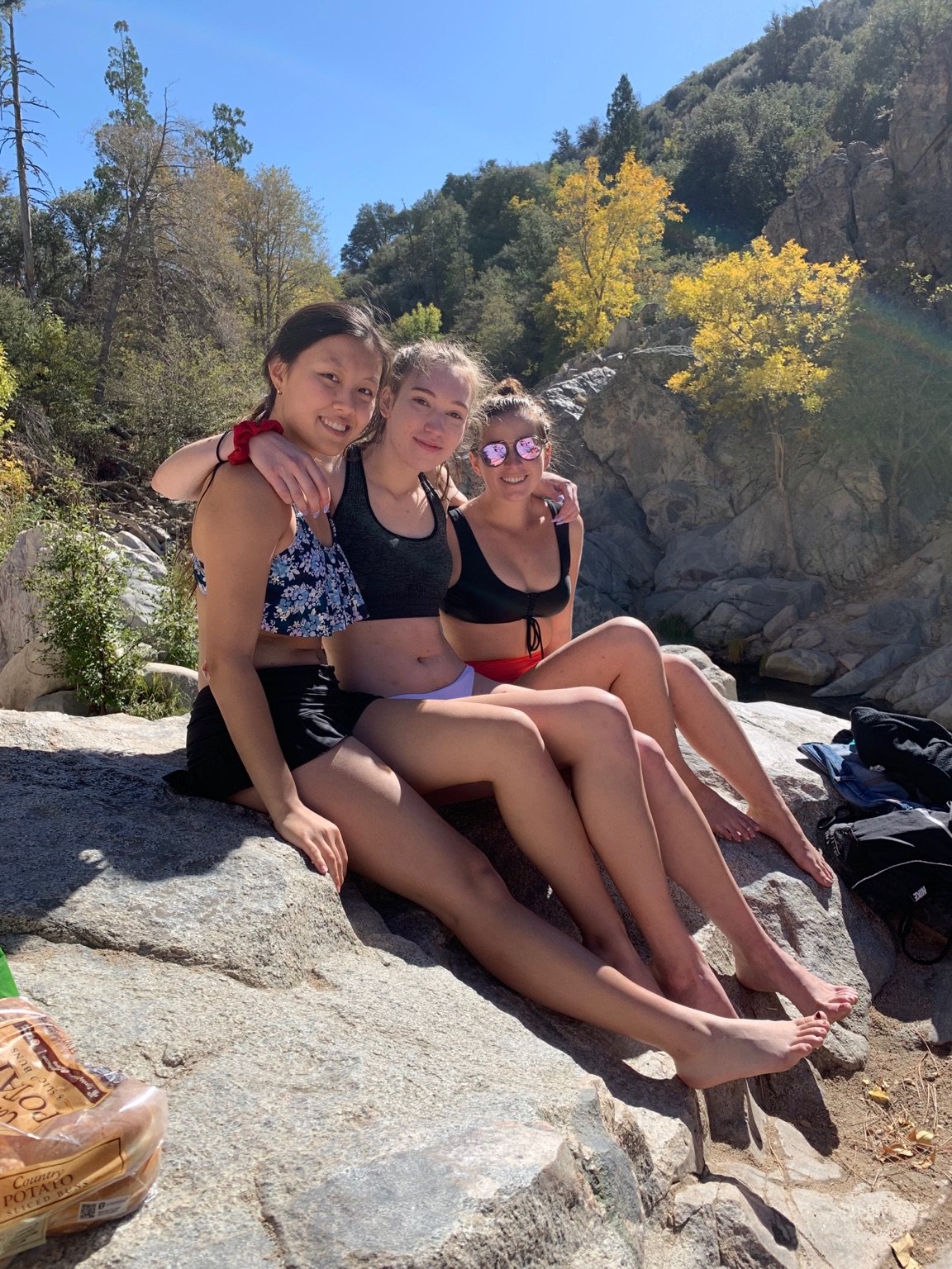 Nicole, Elodie, Polly, cliff diving spot